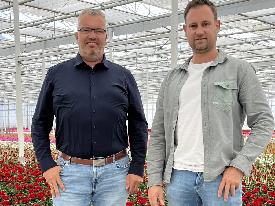 Johan van Erven (links) und Kevin Kuivenhoven (rechts) in einem Gewächshaus